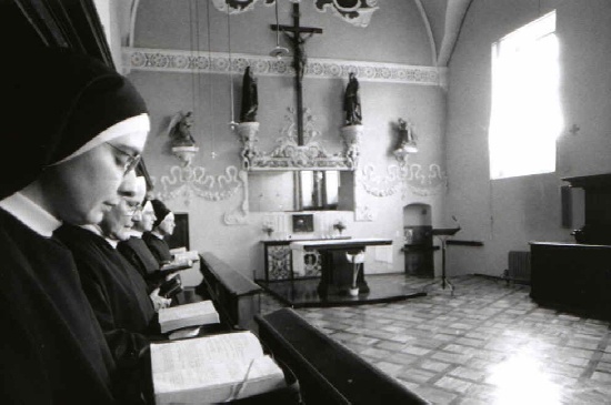Le suore agostiniane in preghiera nella cappella del monastero