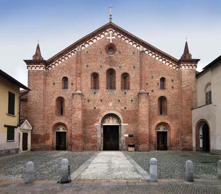 La facciata dell'Abbazia di S. maria Rossa a Crescenzago