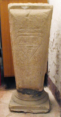 Stele con iscrizione nobiliare AB/F Proviene dal palazzo Stampa in centro paese