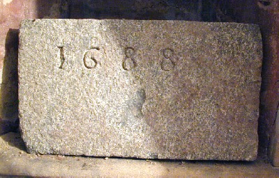 Primo gradino della scala interna del palazzo Pirovano Visconti di Modrone