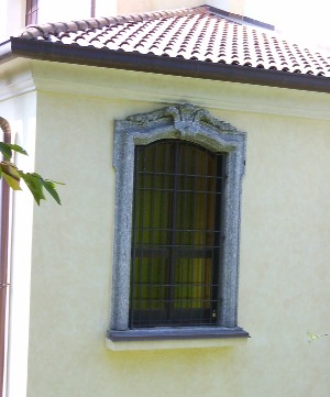 La vecchia entrata riservata alla famiglia Pirovano-Visconti per assistere alla S. Messa nella nuova chiesa parrocchiale costruita nel 1760-1765