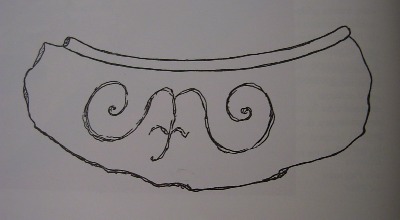 Decorazione su orlo frammentario in ceramica rossa
