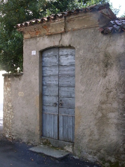 Il portone, datato 1660, che sorge di fronte alla vecchia Canonica e che portava agli orti.