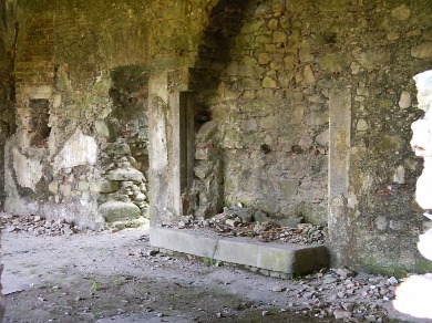 Una camera a piani terra del palazzo: il grande camino dei laboratori artigianali