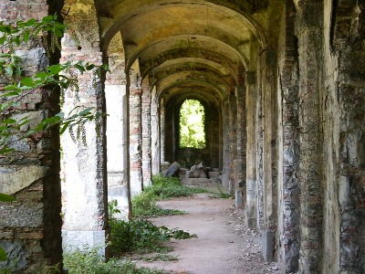 Il grande porticato del piano terra con le arcate seicentesche