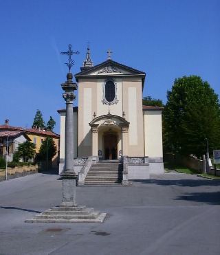 La moderna piazza della chiesa