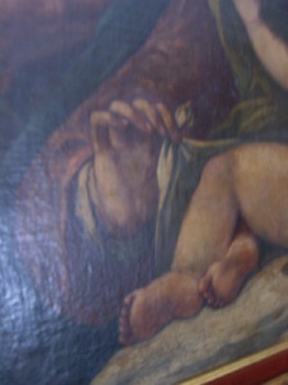 Sacra Famiglia. Particolare delle mani della Vergine che accudisce con cura il Bambino