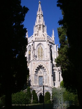Il monumento Visconti di Modrone si erge in tutta la sua imponenza sulla sommit dell'omonimo colle
