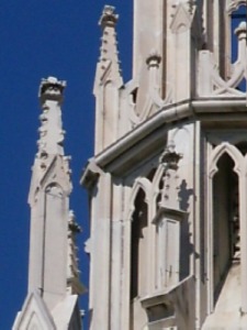 Particolare del doppio piano su cui si sviluppano le guglie con ornamenti neogotici