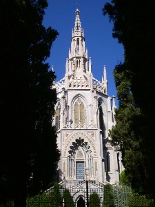 Il Mausoleo visto di fronte alla fine del viale di cipressi