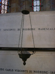 Alcuni dei sarcofagi che sono conservati nella cappella al piano superiore