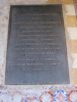 Lapide che ricorda la figura del duca Uberto Visconti