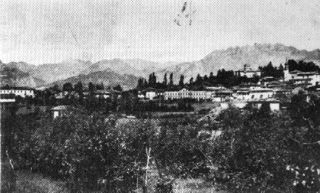 Il paese di Cassago verso il 1930: sullo sfondo il Resegone con le Prealpi