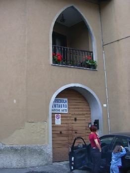 Via Fiume: un balconcino con l'arco a sesto acuto, rimanenza di un edificio medioevale annesso ad una torre-colombaia