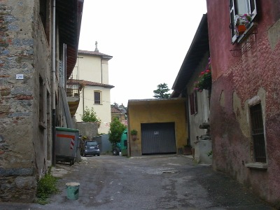 La corte in alto al paese con sulla destra un vecchio pozzo