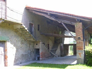 Il cascinale addossato esternamente alla villa Pedroli