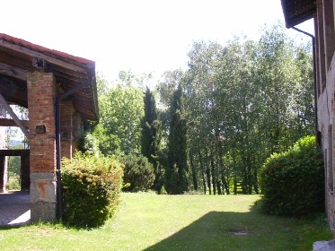 Il giardino esterno di villa Pedroli a Zizzanorre con il bosco sottostante