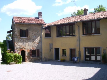 Il cortile interno a ghiaia di villa Pedroli a Zizzanorre
