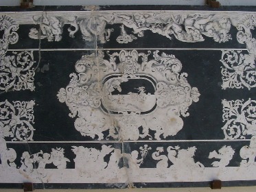 Piastrella con decorazioni bicolori originaria del pavimento del Duomo di Milano (XIV sec.)
