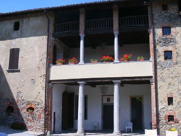 L'edificio padronale medioevale con il triplo loggiato a colonne dopo le ristrutturazioni del 1990
