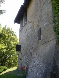 Gli imponenti contrafforti orientali dell'edificio medioevale
