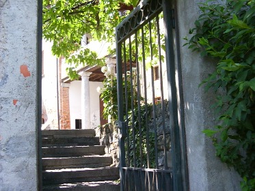 Il cancello con la scala d'accesso al cortile dal lato orientale