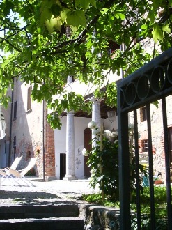 Il cortile interno da mezzogiorno