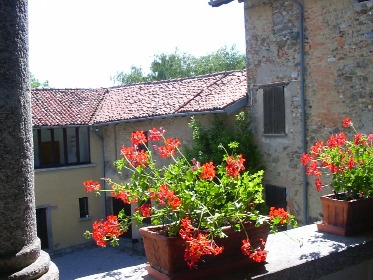 Vista del cortile interno dal loggiato al primo piano