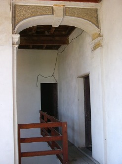 Particolare del loggiato al primo piano con l'arco