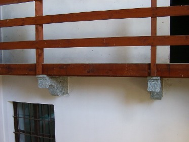Particolare del corridoio del loggiato al primo piano