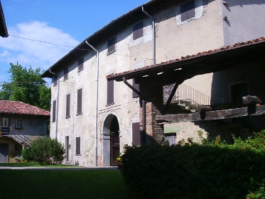 Vista dello spazio di accesso all'edificio medioevale