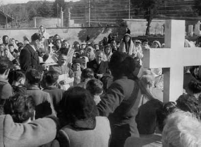 Il Sindaco Corti Ilario legge l'orazione funebrein onore di don Enrico Colnaghi