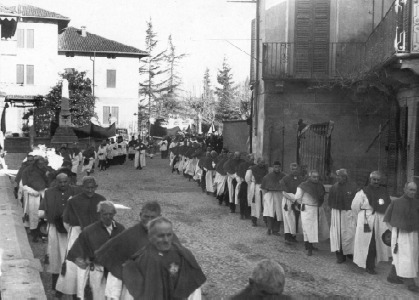 Processione per le vie del paese con gli Scolari della Fabbriceria