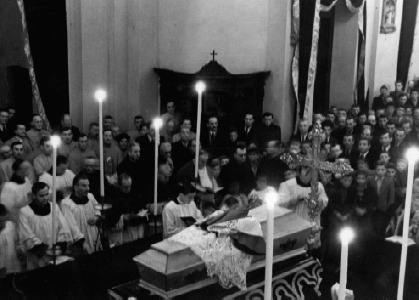 a bara di don Enrico Colnaghi, viene vegliata in chiesa parrocchiale dai fedeli