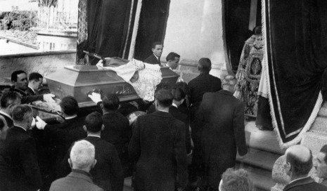 La bara di don Enrico Colnaghi, portata a spalla, sta per entrarein chiesa parrocchiale