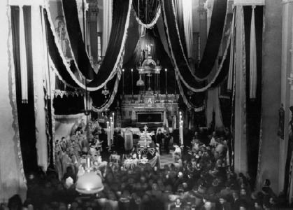 La chiesa parrocchiale di Cassago addobbata a lutto per la morte del parroco don Enrico Colnaghi