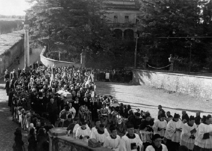 La bara di don Enrico Colnaghi, portata a spalla, dopo aver attraversato l'intero centro abitato  giunta in piazza della Chiesa