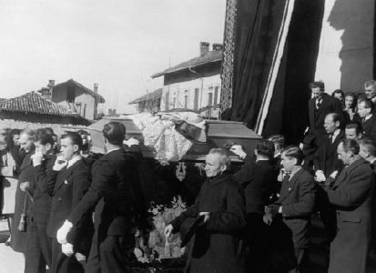 Ci si avvia verso il cimitero per la sepoltura (1948)