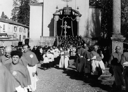La grande folla di fedeli convenuta a rendere gli ultimi saluti al parroco don Enrico Colnaghi che esce in ordine dalla chiesa