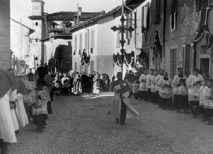 La bara di don Enrico Colnaghi, portata a spalla, attraversa la via Visconti