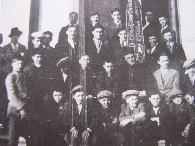 don Enrico Colnaghi in mezzo ai ragazzi dell'Azione Cattolica