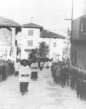 I funerali di don Enrico Colnaghi passano per il centro del paese
