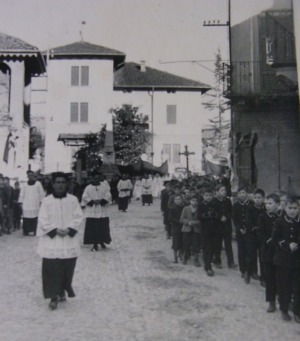 1948: funerale del parroco don Colnaghi con i ragazzi dell'Istituto S. Antonio