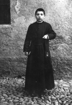 Il giovane don Motta nel giorno della vestizione