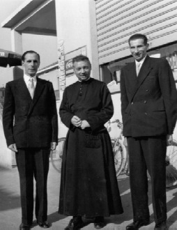 don Giovanni Motta davanti alla Cooperativa di Consumo con Corti Ilario e Luigi Milani