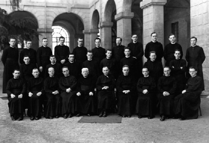 Il giovane don Motta con i professori del Seminario
