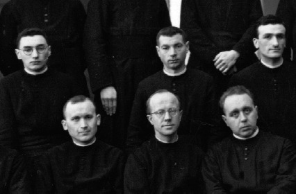 Il giovane don Motta fra i colleghi del Seminario