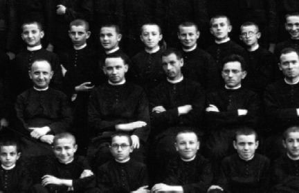Il giovane don Motta fra gli allievi e con i colleghi insegnanti