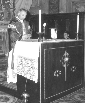 don Motta all'altare