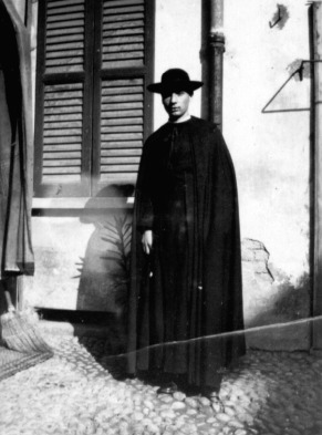 Il giovane don Mottavestito da sacerdote